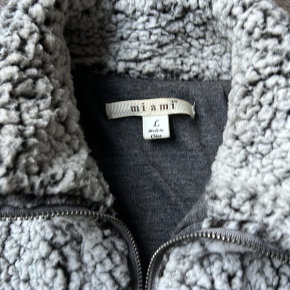 Vest - Picture 2 of 4